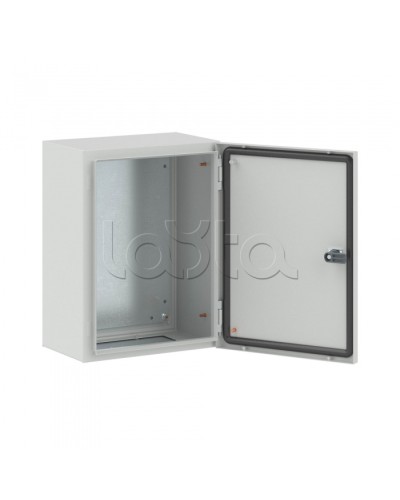 Корпус ST со сплошной дверью и с М/П (400x300x200 мм) DKC (R5ST0432) в Кемерово Щиты электрические Pintop.ru